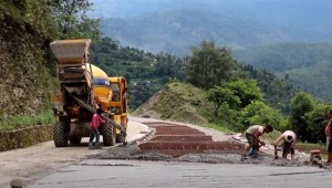 मध्यपहाडी लोकमार्गको निर्माण सम्पन्न नहुँदै आसपासका बासिन्दा लाभान्वित